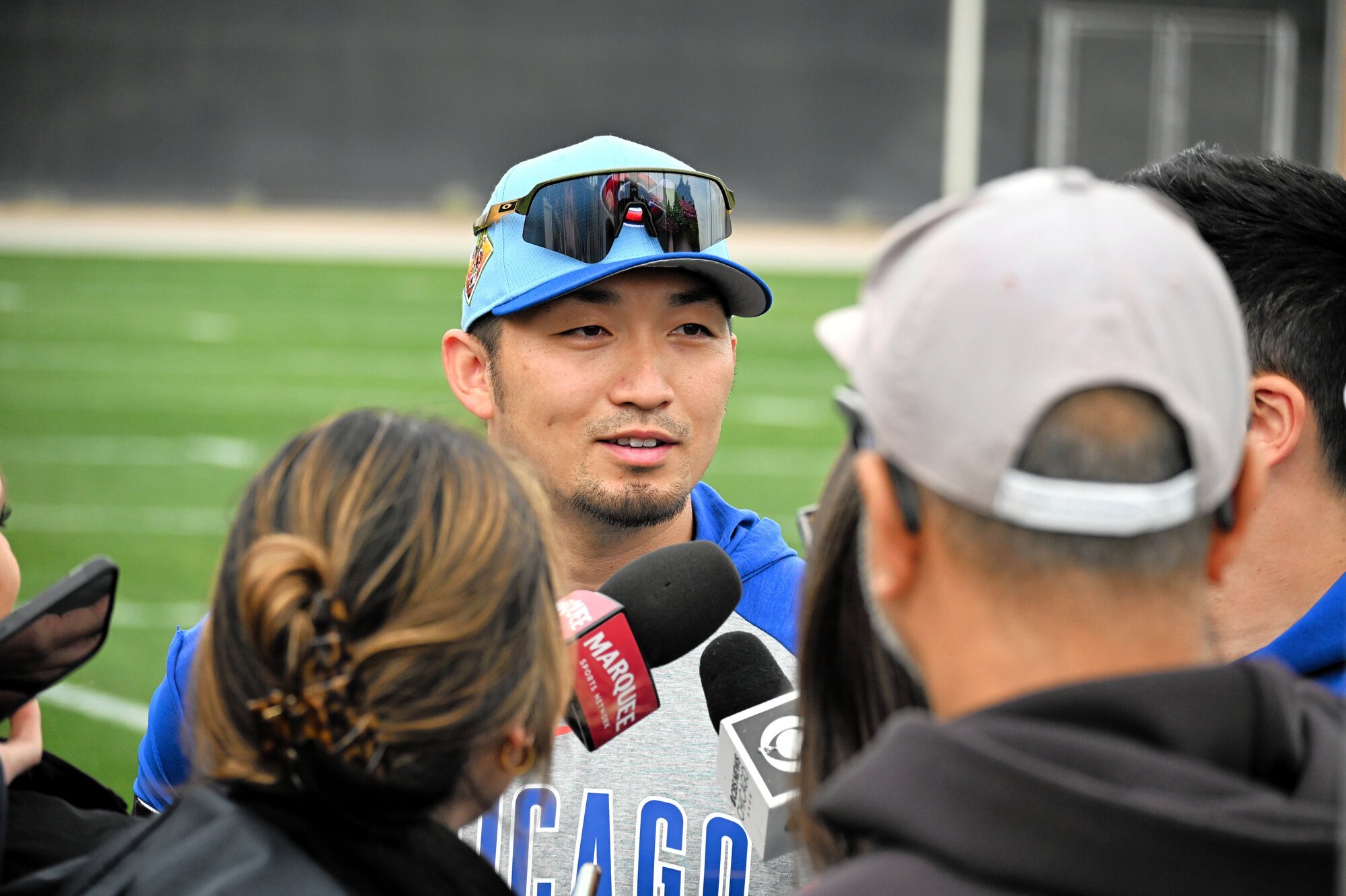 米メディアの取材に応じるカブスの鈴木誠也(中央)=アリゾナ州メサ、大宮慎次朗撮影