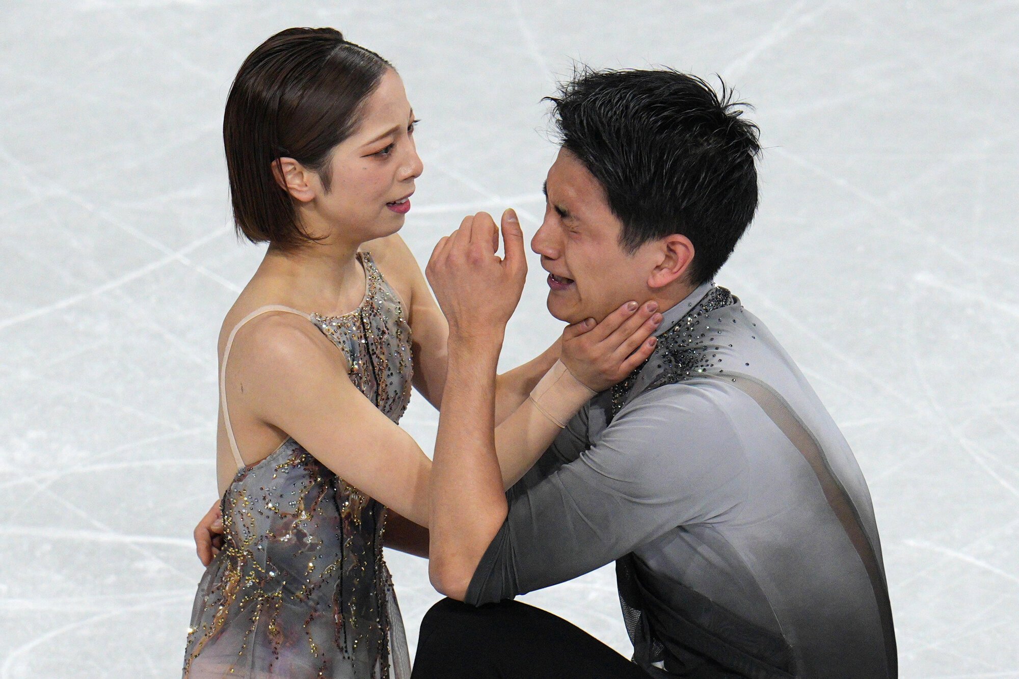 フィギュアペアフリーで演技を終え、感極まる三浦璃来、木原龍一組=竹花徹朗撮影