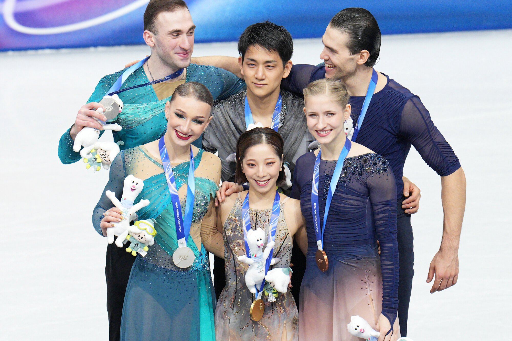 フィギュアスケートペアで金メダルを獲得した三浦璃来、木原龍一組(中央)。左は銀メダルのアナスタシア･メテルキナ、ルカ･ベルラワ組(ジョージア)、右は銅メダルのミネルバファビエンヌ･ハゼ、ニキータ･ボロディン組(ドイツ)=竹花徹朗撮影