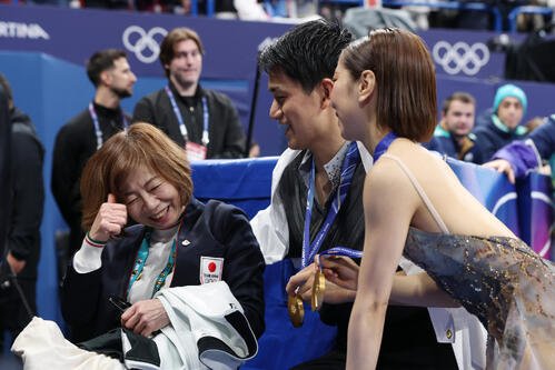 金メダルを獲得した三浦(右)、木原組と記念撮影し笑顔を見せる日本スケート連盟の小林強化副部長(左)(撮影･前田充)