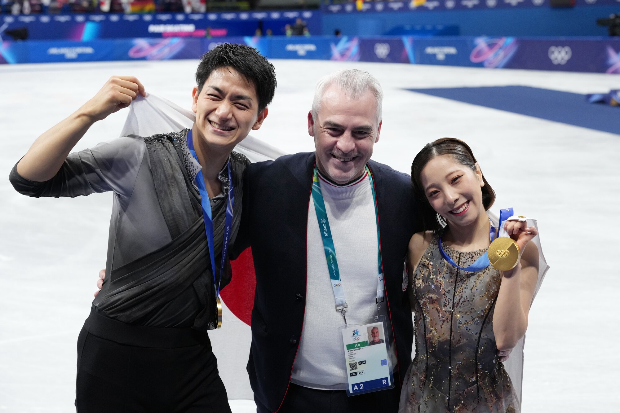 フィギュアスケートペアで金メダルを獲得した三浦璃来、木原龍一組。中央はブルーノ･マルコット･コーチ=西岡臣撮影