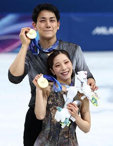 金メダルを手に笑顔の三浦璃来、木原龍一組(撮影･前田充)