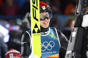 スキージャンプスーパー団体で、3回目のジャンプを終え、笑顔を見せる二階堂蓮=小林一茂撮影