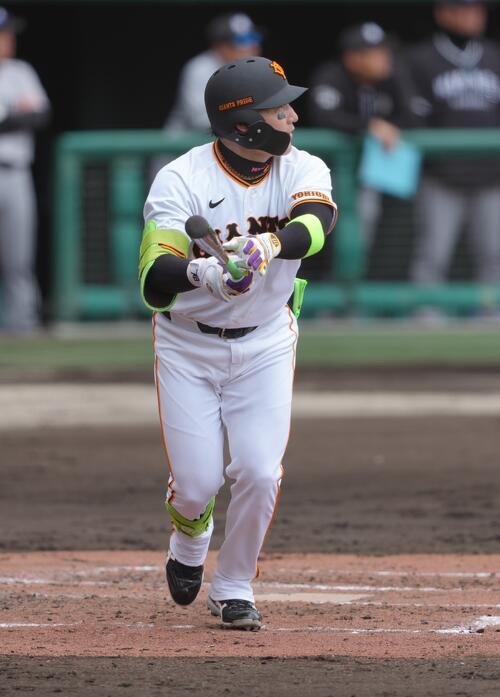 練習試合　巨人対ロッテ　3回裏巨人無死一、二塁、丸は左前適時打を放つ(撮影･足立雅史)