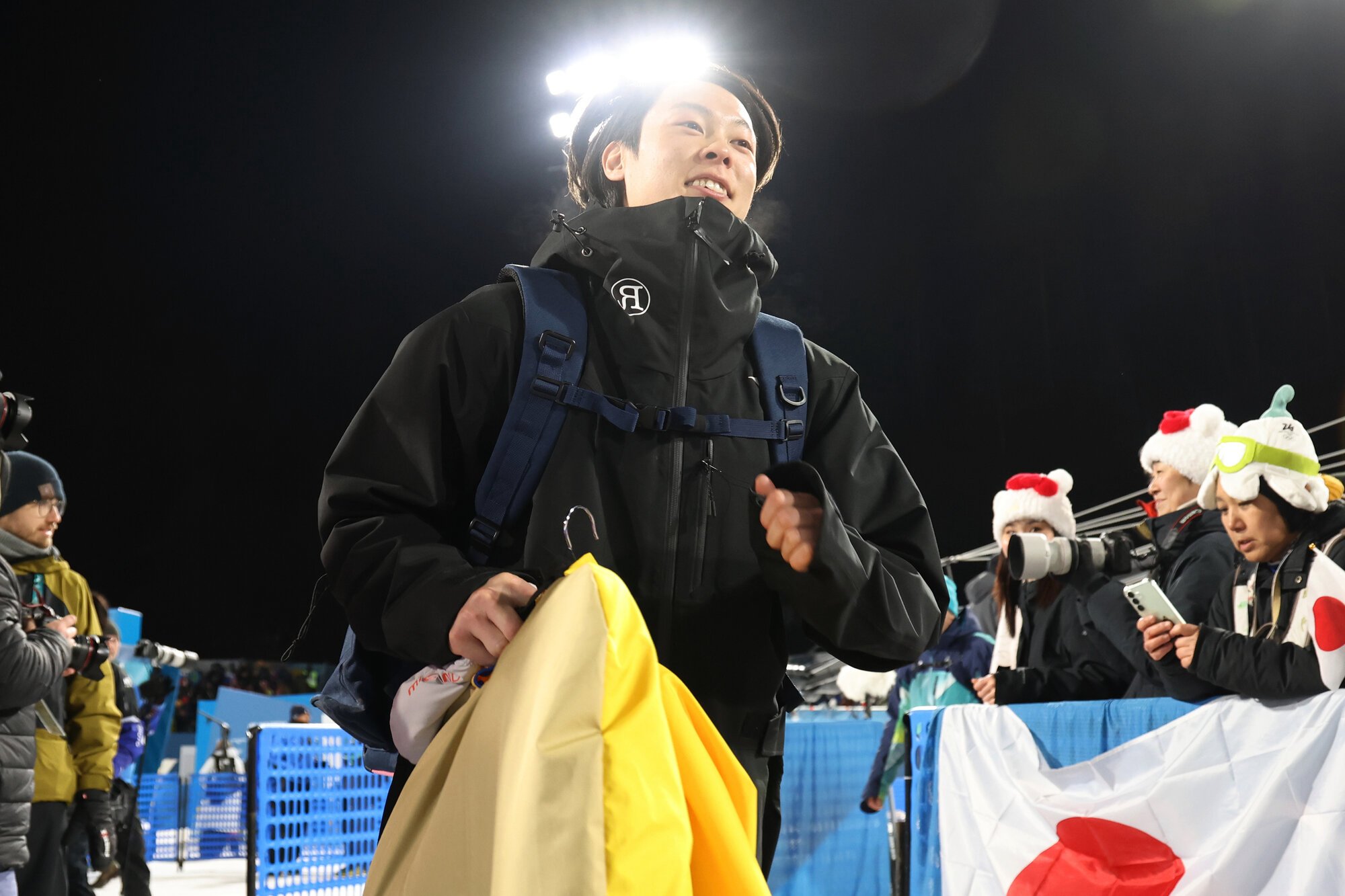 スキージャンプ男子スーパー団体で、3回目のジャンプに向かう小林陵侑=小林一茂撮影