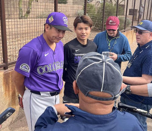 ライブBP後、菅野は米国報道陣の取材に対応。