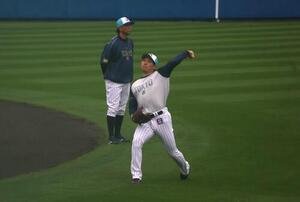 キャッチボールをするヤクルト坂本(撮影･塚本光)