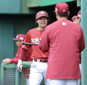 広島対楽天　1回表楽天無死、左中間先制ソロ本塁打で生還し、チームメートに迎えられる佐藤(撮影･河田真司)