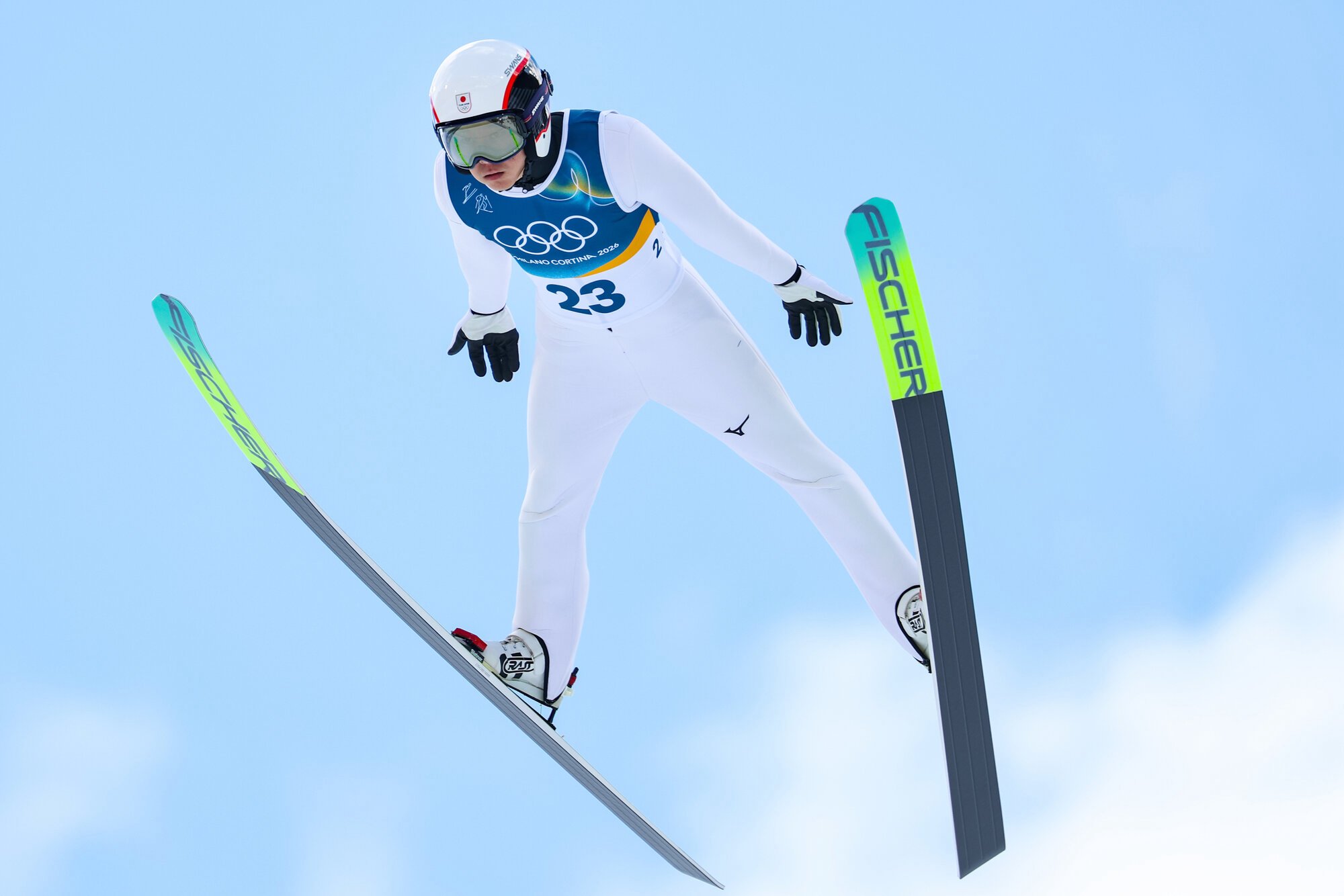 ノルディック複合男子個人ラージヒル前半、ジャンプをする山本涼太=小林一茂撮影