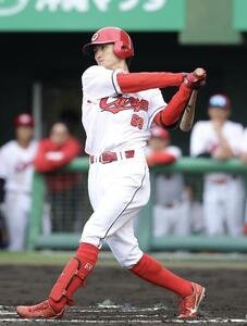広島対楽天　6回裏広島無死、左前打を放つ辰見(撮影･河田真司)