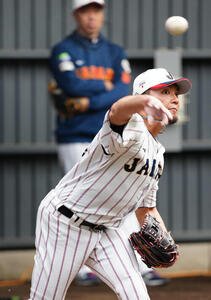 ブルペン投球する伊藤(撮影･垰建太)
