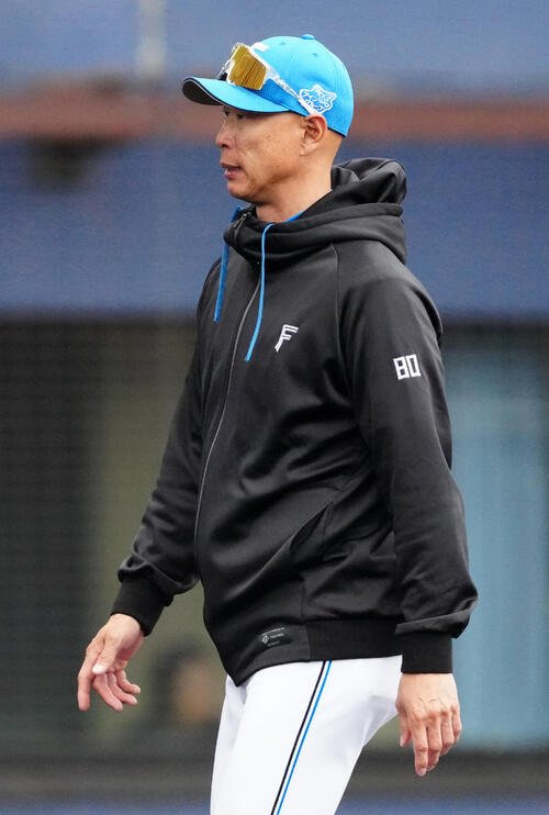 日本ハム対中日　選手交代を告げ、ベンチに引き揚げる日本ハム森本外野守備走塁コーチ(撮影･江口和貴)