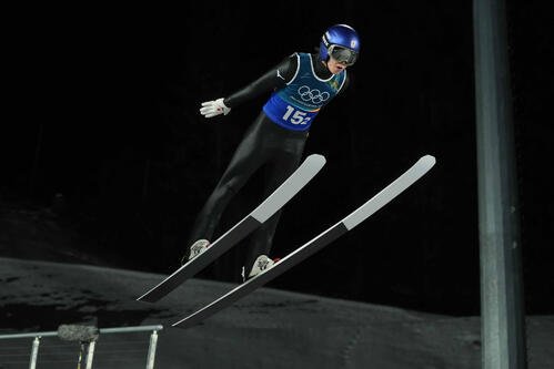 男子スーパー団体決勝　飛躍する小林(撮影･パオロ　ヌッチ)