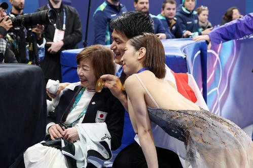 金メダルを獲得した三浦(右)、木原組と記念撮影する日本スケート連盟の小林強化副部長(左)(撮影･前田充)