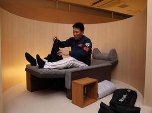 テンシャル社のリカバリールームを訪れた侍ジャパン井端監督(撮影･加藤哉)