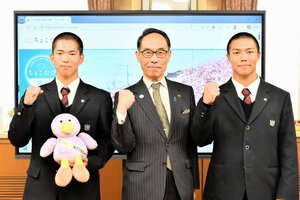 表敬訪問後、大野元裕知事(中央)とともにガッツポーズをする花咲徳栄の本田新志主将(左)と笹崎昌久副主将=2026年2月17日午後、埼玉県庁、中村瞬撮影