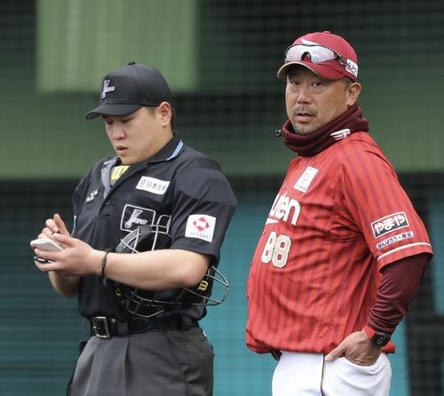 広島対楽天　9回表を終え、選手交代を告げる三木監督(撮影･河田真司)