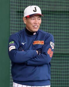 ブルペンでナインの投球練習を見る侍ジャパン井端監督(撮影･加藤哉)