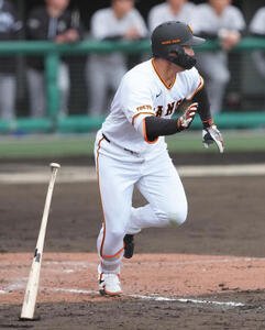 練習試合　巨人対ロッテ　5回裏巨人無死二塁、皆川は左前打を放つ(撮影･足立雅史)