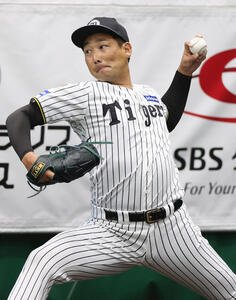 ブルペンで投球する阪神岩崎(撮影･上山淳一)
