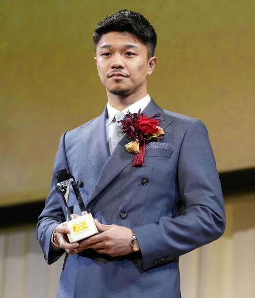 年間表彰式で写真に納まる技能賞の中谷(撮影･小島史椰)