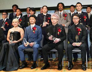 年間表彰式で写真に納まる受賞者たち。前左から女子最優秀選手賞の晝田瑞希、優秀選手賞の中谷潤人、最優秀選手賞の井上尚、優秀選手賞の井上拓真(撮影･小島史椰)