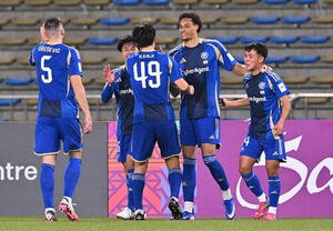 町田対成都　前半、先制のゴールを決めた町田イェンギ(左から4人目)はチームメートから祝福される(撮影･滝沢徹郎)