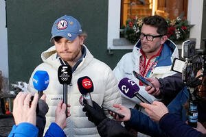 報道陣から取材を受けるアトルリー･マグラース(AP)