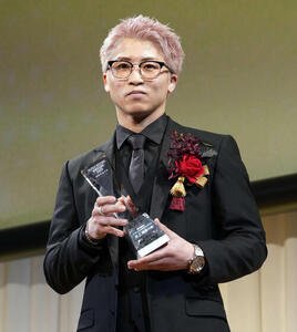 年間表彰式で写真に納まる最優秀選手賞の井上尚(撮影･小島史椰)
