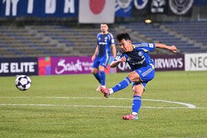 町田対成都　後半、シュートを放つ町田徳村(撮影･滝沢徹郎)