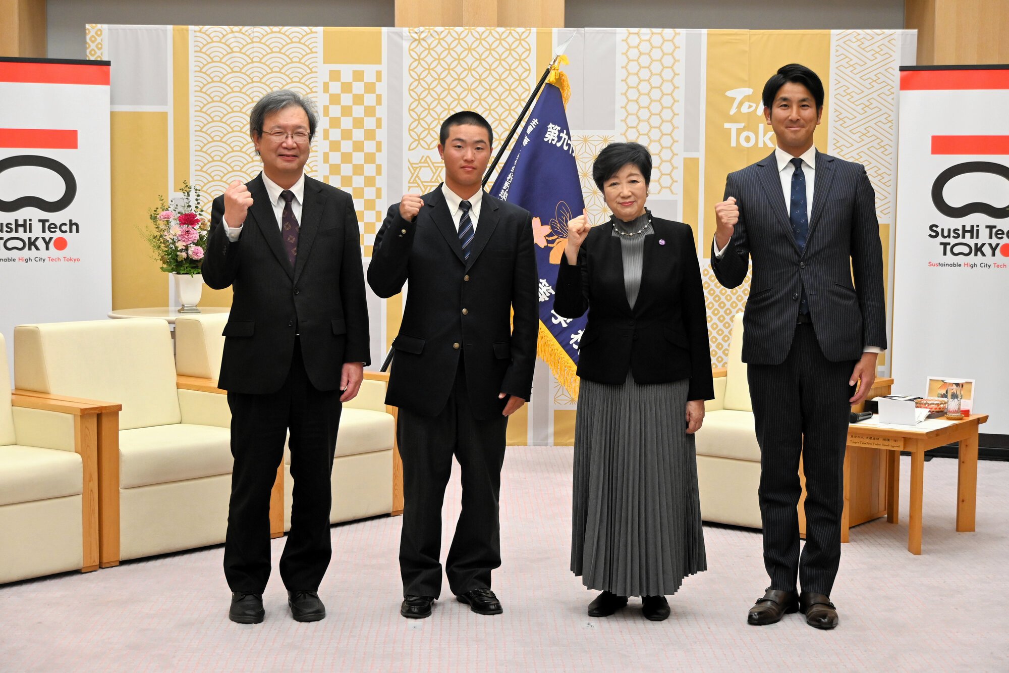 小池百合子知事(右から2人目)から激励された帝京の池田大和主将(同3人目)ら=2026年2月17日、都庁、浅沼愛撮影