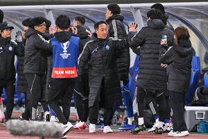 町田対成都　試合に勝利しタッチを交わす町田黒田監督(中央)(撮影･滝沢徹郎)