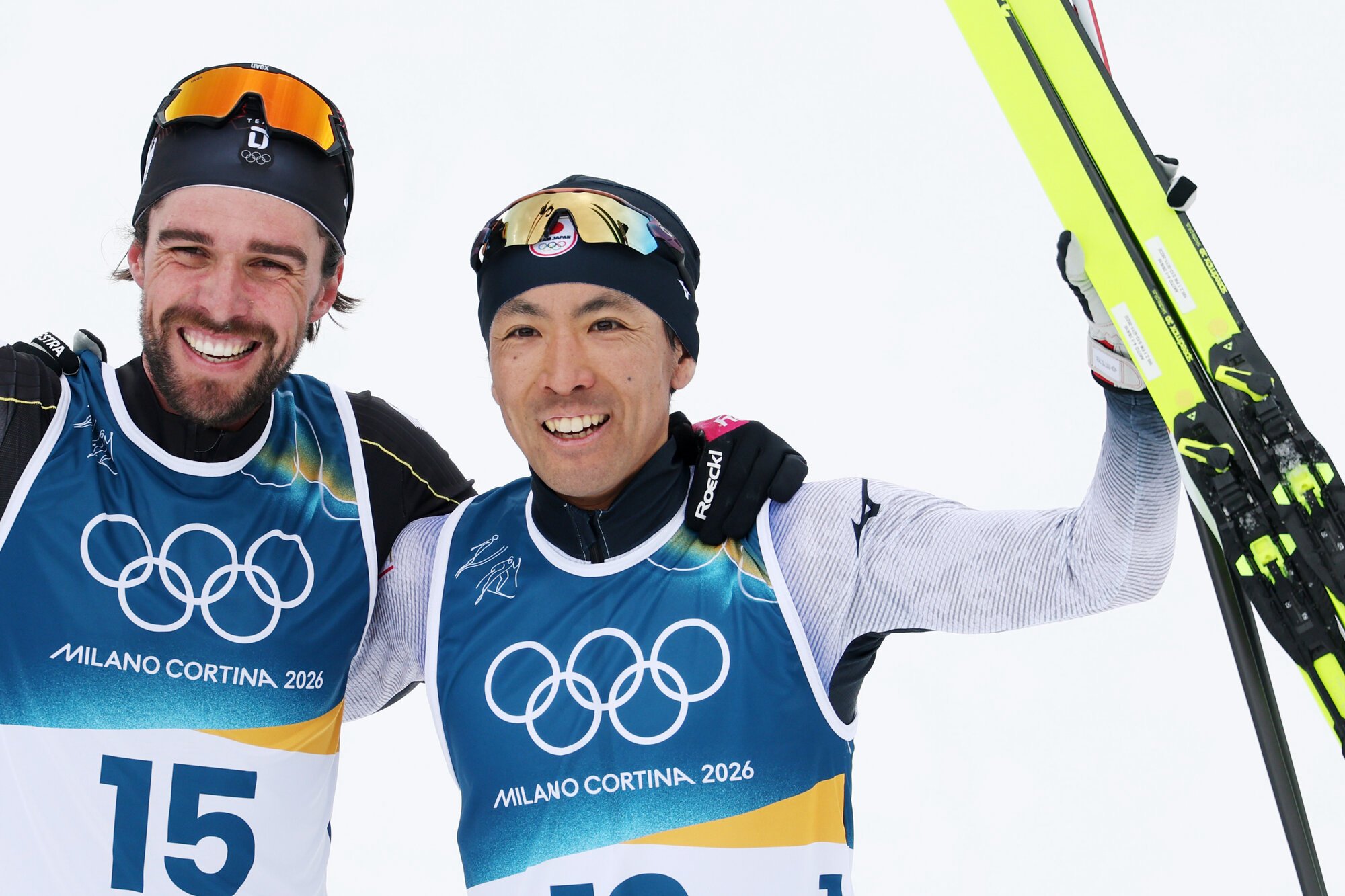 ノルディック複合男子個人ラージヒル、19位でゴールし笑顔を見せる渡部暁斗(右)=小林一茂撮影