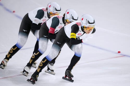 スピードスケート女子団体追い抜き準決勝　日本チームの高木美帆、佐藤綾乃、堀川桃香(AP)