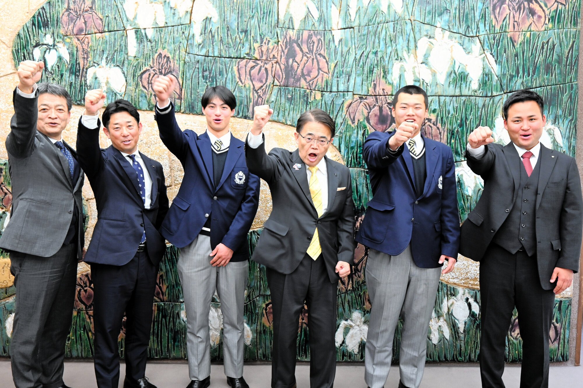 大村秀章知事(右から3番目)と一緒にガッツポーズをする中京大中京の選手ら=2026年2月17日午後2時36分、名古屋市中区三の丸3丁目、堀内未希撮影