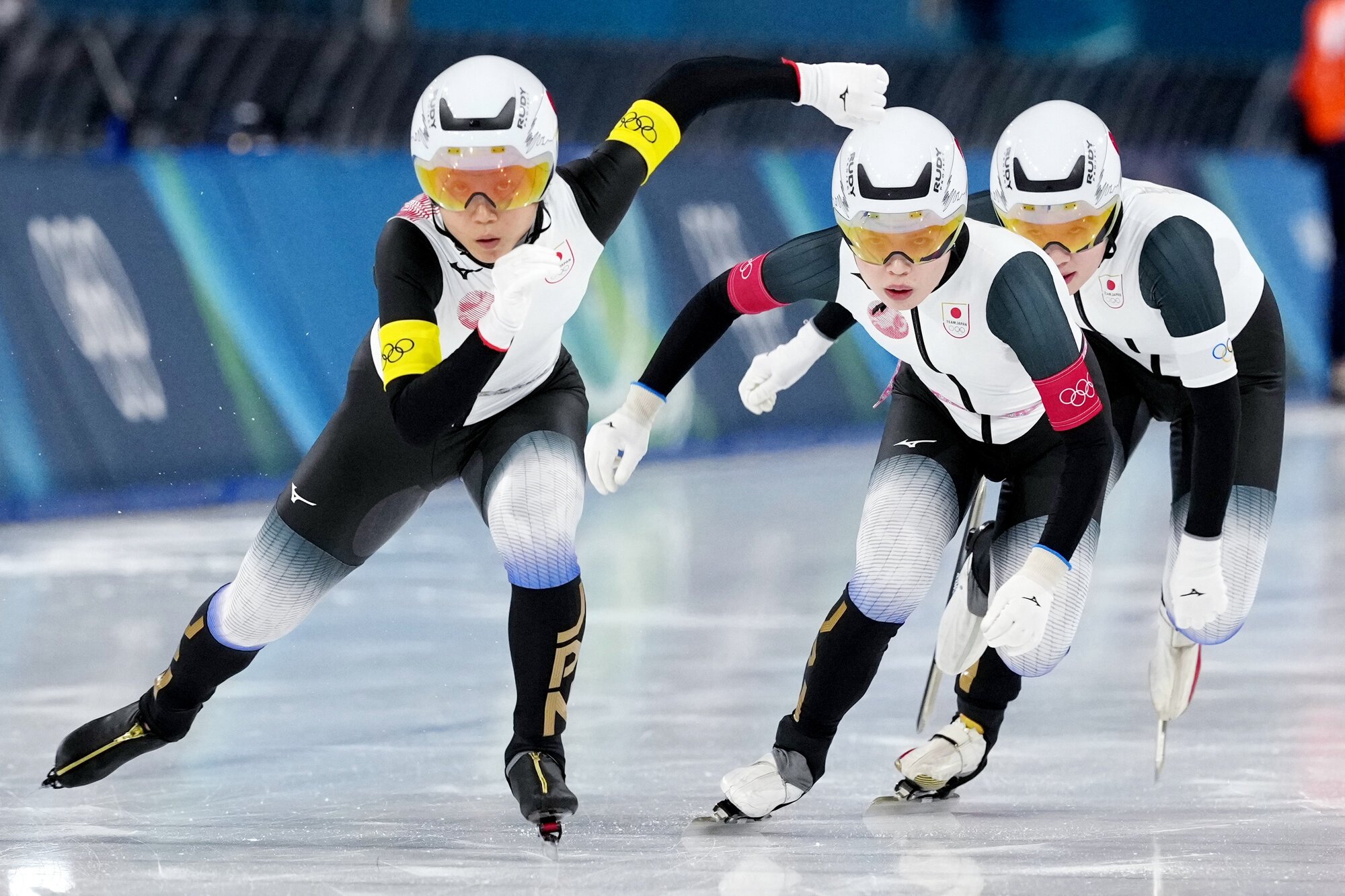 スピードスケート女子団体追い抜き準決勝でオランダに敗れた(左から)高木美帆、佐藤綾乃、堀川桃香の滑走＝竹花徹朗撮影