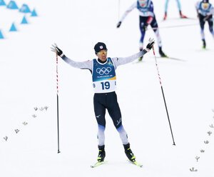 ノルディック複合男子個人ラージヒル、観客の声援に応えながら19位でゴールに向かう渡部暁斗＝小林一茂撮影