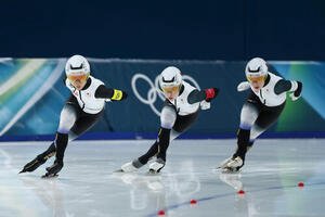 日本チーム。左から高木美帆、佐藤綾乃、堀川桃香(2026年2月撮影)