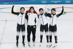 銅メダルを獲得し、日の丸を背に笑顔でガッツポーズする、左から高木、堀川、野明、佐藤(撮影･前田充)