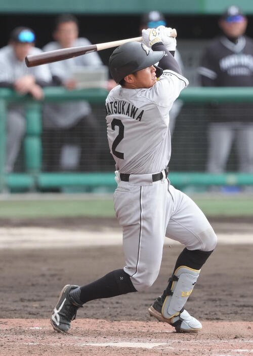 練習試合　巨人対ロッテ　5回表ロッテ1死二塁、松川は適時二塁打を放つ(撮影･足立雅史)