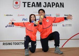 メダリスト会見でメダルを手にポーズをとる三浦(左)、木原組(撮影･前田充)