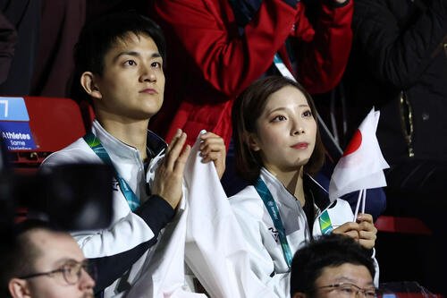 女子SPを現地で応援する三浦、木原組(撮影･前田充)