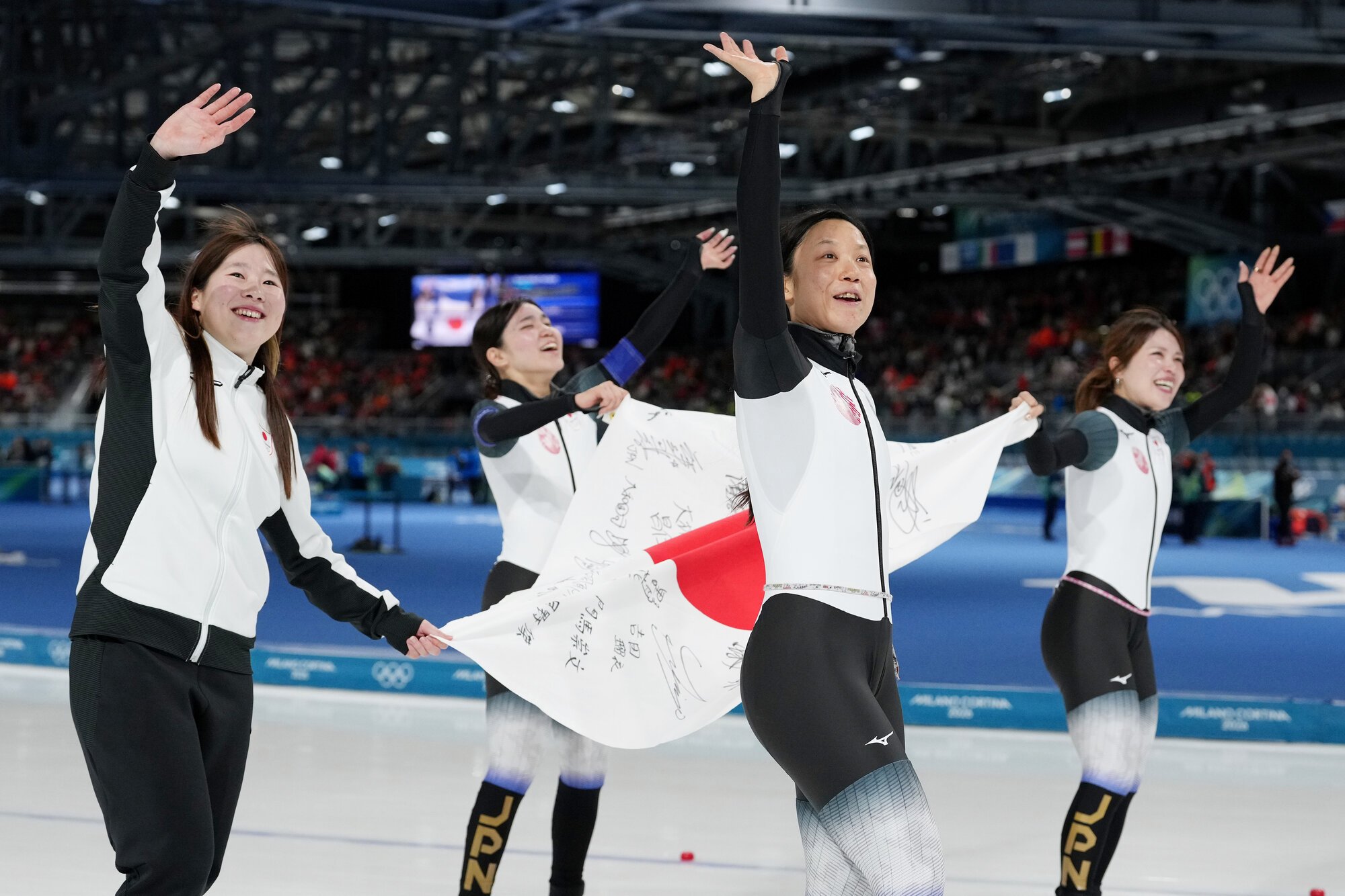 スピードスケート女子団体追い抜きで3位となり、観客の声援に応える(左から)堀川桃香、野明花菜、高木美帆、佐藤綾乃=竹花徹朗撮影