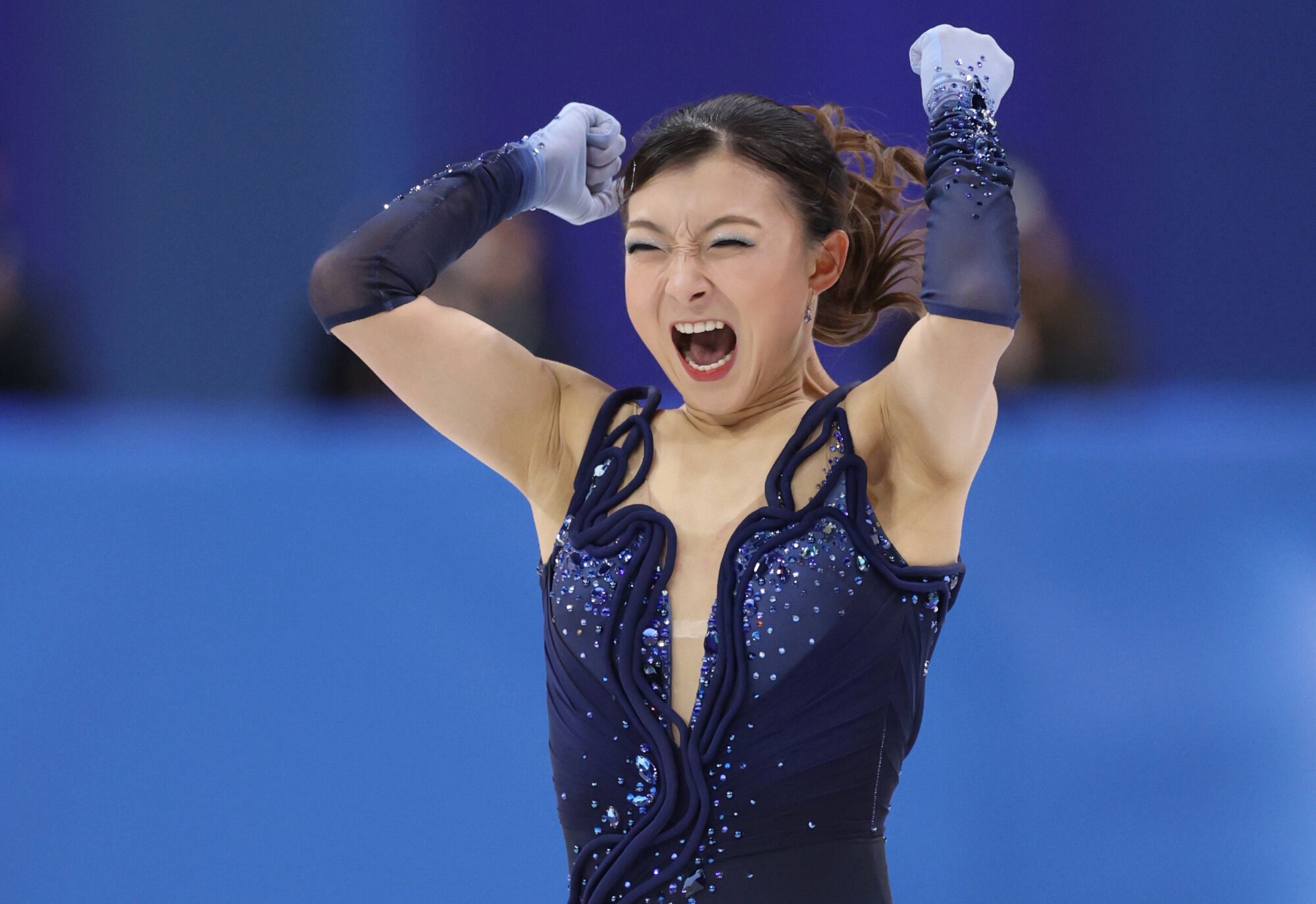 フィギュアスケート女子SPで演技を終えて、ガッツポーズする坂本花織=西岡臣撮影