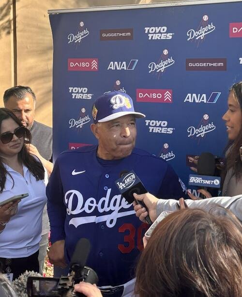 練習前に取材対応を行うロバーツ監督(撮影･斎藤庸裕)