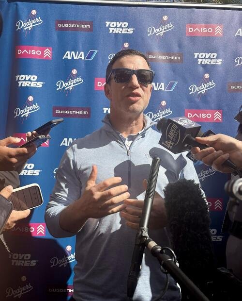 チームの練習後、取材対応を行うフリードマン編成本部長(撮影･斎藤庸裕)