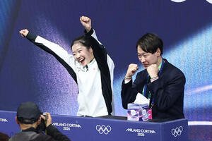 女子SPの演技を終え得点を確認し、ガッツポーズする中井亜美。右は中庭健介コーチ(撮影･前田充)