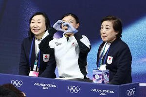 女子SPの演技を終え、歓声に向かってハートマークをつくる坂本(撮影･前田充)