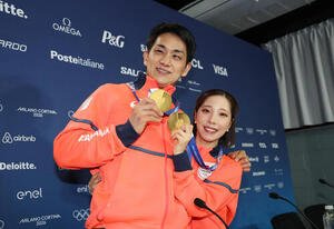 会見を終え金メダルを手に笑顔で写真に納まる三浦(右)、木原組(撮影･前田充)