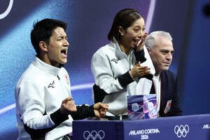 ペアフリーの得点を確認し、歓喜する三浦(中央)、木原組。右はブルーノ･マルコット･コーチ(撮影･前田充)